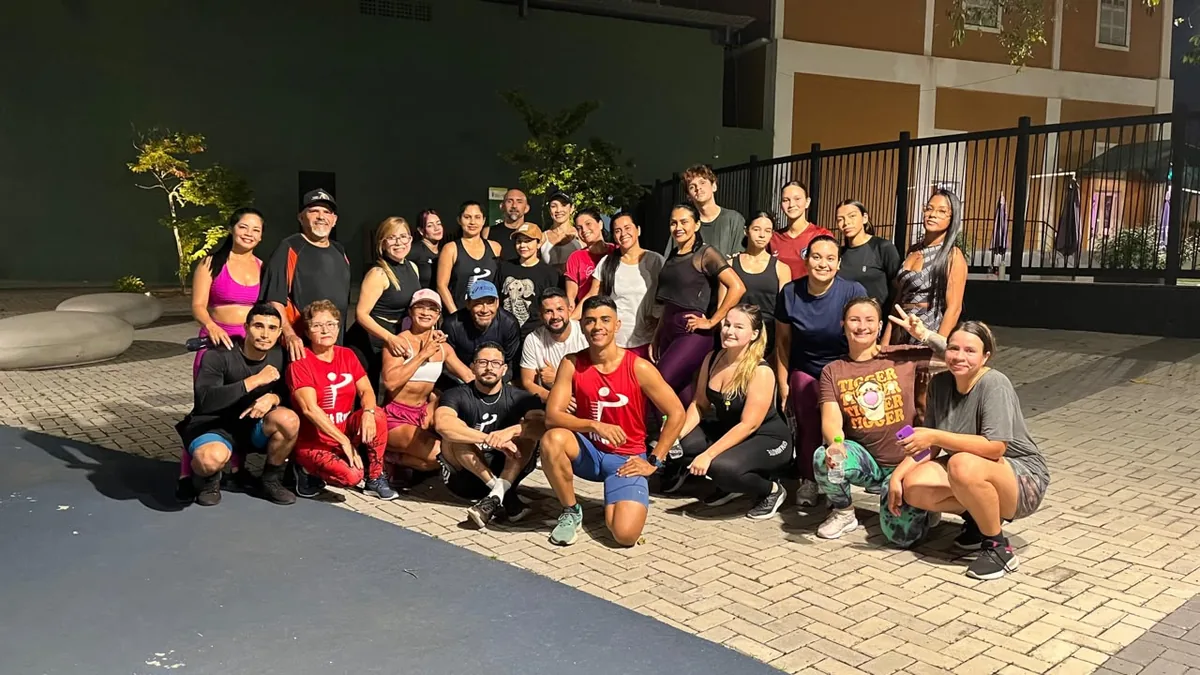 Grupo com participantes da Performance em encontro de corrida de rua