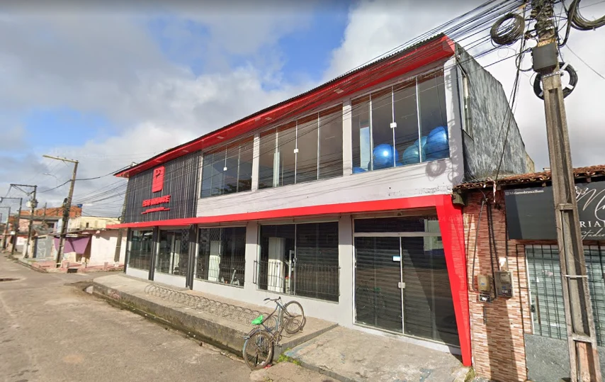Vista lateral real da Performance Academia Fitness