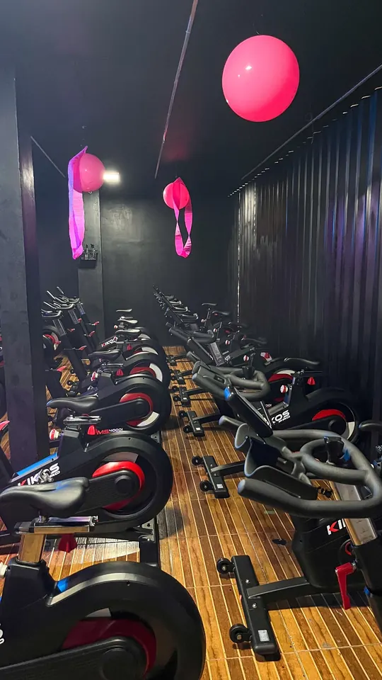 Corredor entre as bikes indoor da Performance